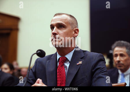 Washington, Stati Uniti d'America. Xvii Sep, 2019. Corey Lewandowski, ex direttore della campagna per gli Stati Uniti Presidente Donald Trump, testimonia prima di Stati Uniti Casa Comitato Giudiziario sul Campidoglio di Washington, DC, Stati Uniti sul Sett. 17, 2019. Corey Lewandowski ha dimostrato un atteggiamento non cooperativo martedì ad una audizione del congresso sulle presunte elezioni presidenziali ostruzione alla giustizia e abuso di potere. Credito: Liu Jie/Xinhua/Alamy Live News Foto Stock