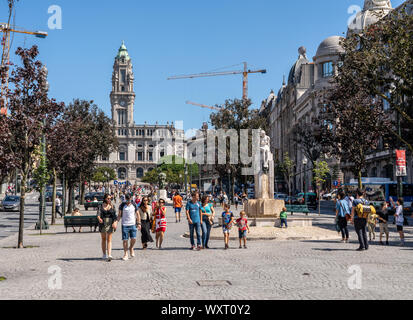 Il municipio in Porto alla fine della strada trafficata Foto Stock