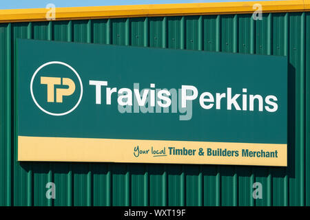 La segnaletica che indica un ramo della catena Travis perkins legname e costruttori merchant situato in Sharston, Manchester, Regno Unito. Foto Stock