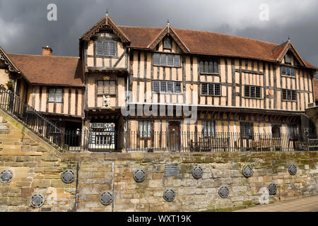 Warwick recare al cortile medievale architettura di Lord Leycester Hospital home per pensionati ex-combattenti su High Street Warwick Inghilterra Foto Stock