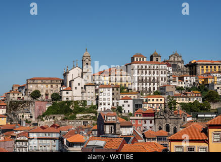 Dettaglio di affollate vecchie case e appartamenti nel centro storico di Porto Foto Stock