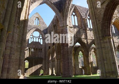 Tintern Abbey muratura in pietra Foto Stock