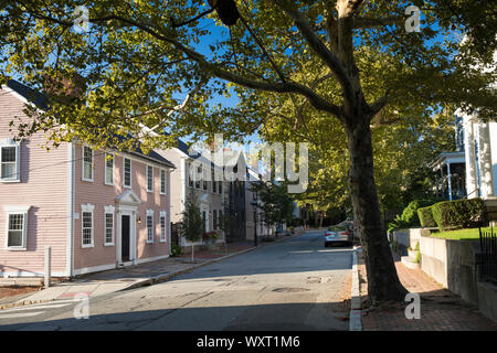 Infissi in legno periodo eleganti case sul beneficio Street a Providence, Rhode Island, STATI UNITI D'AMERICA Foto Stock