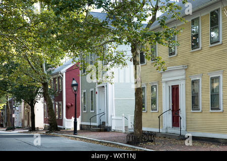 Infissi in legno periodo eleganti case sul beneficio Street a Providence, Rhode Island, STATI UNITI D'AMERICA Foto Stock