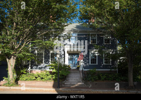 Infissi in legno elegante casa d'epoca con patriottico a stelle e strisce bandiera sul beneficio Street a Providence, Rhode Island, STATI UNITI D'AMERICA Foto Stock