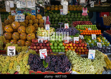 Negozio di alimentari nel quartiere di Beyoğlu di Istanbul, Turchia Foto Stock