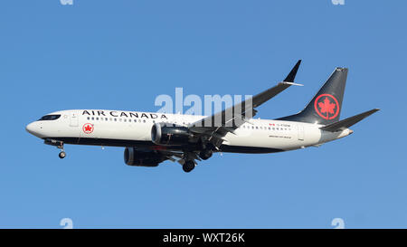 Air Canada Boeing 737-MAX 8 visto atterrare a Toronto Pearson Intl. Aeroporto in una giornata limpida. Foto Stock