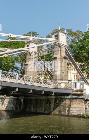 Singapore - Marzo 21, 2019: dal Fiume Singapore. Vista dettagliata del bianco-grigio porta nord e tira il meccanismo di metallo Cavenagh ponte levatoio. Il verde delle foglie in b Foto Stock