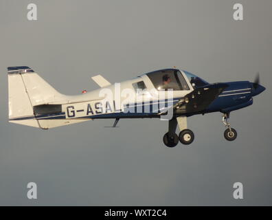 G-ASAL, il solo modello 124 Aviazione scozzese Bulldog e ex società dimostratore, uscire dalla sua casa di base presso l'Aeroporto di Prestwick in Ayrshire. Foto Stock