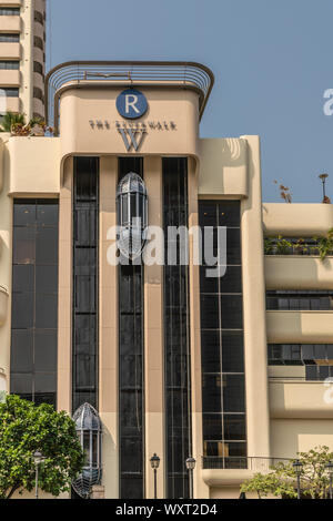 Singapore - Marzo 21, 2019: dal Fiume Singapore. Primo piano del al di fuori degli ascensori su beige-marrone Riverwalk appartamento edificio e torre contro il blu Foto Stock