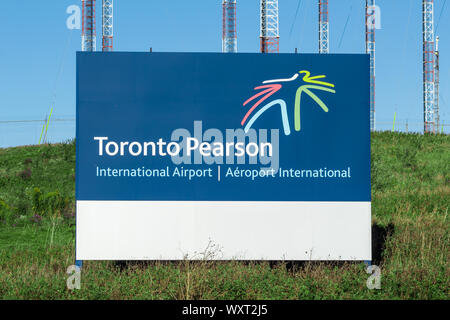 Cartello dell'aeroporto internazionale Pearson di Toronto su una collina di erba fuori dall'aeroporto. Foto Stock