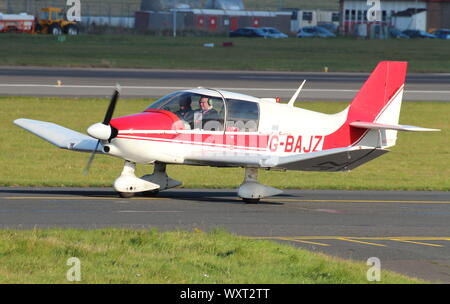 G-BAJZ, un Robin DR400/120 Dauphin 2+2 di proprietà e gestito da Prestwick Flying Club, nella sua casa di base a Prestwick International Airport in Ayrshire Foto Stock