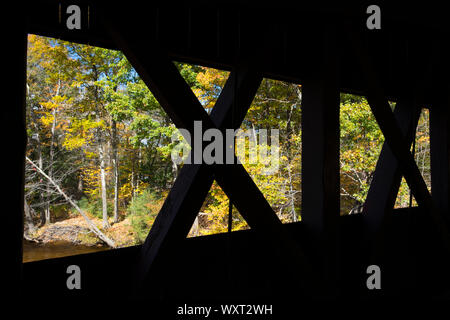 Travi in legno del ponte coperto lungo l Autostrada Kancamagus nelle White Mountains nel New Hampshire, STATI UNITI D'AMERICA Foto Stock