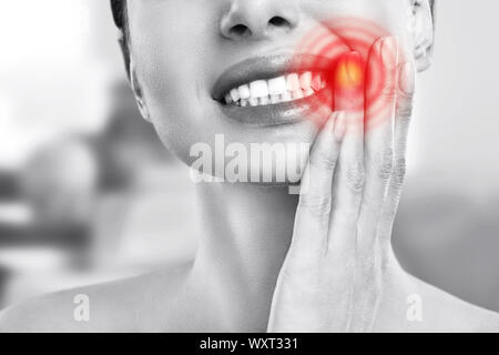 Un uomo barbuto con un cerotto sul suo volto. Egli ha un mal di denti. Foto Stock