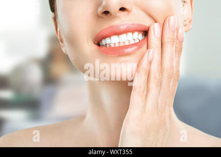 Un uomo barbuto con un cerotto sul suo volto. Egli ha un mal di denti. Foto Stock