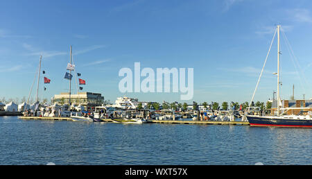 Occupato Northcoast Harbour in Cleveland, Ohio, Stati Uniti d'America durante l'estate con la barca scivola riempito alla capacità. Foto Stock