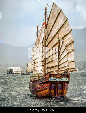 Hong Kong, Cina. Xvii Sep, 2019. Tradizionale Giunche Cinesi, le navi a vela, viaggi attraverso il Victoria Harbour in Hong Kong. Credito: Arnold Drapkin/ZUMA filo/Alamy Live News Foto Stock