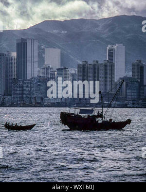 Hong Kong, Cina. Xvii Sep, 2019. Tradizionale Giunche Cinesi, le navi a vela, viaggi attraverso il Victoria Harbour in Hong Kong. Credito: Arnold Drapkin/ZUMA filo/Alamy Live News Foto Stock