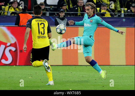 Dortmund, Germania. Xvii Sep, 2019. Antoine Griezmann (R) di Barcellona il sistema VIES con Raffaello Guerreiro di Dortmund durante la UEFA Champions League gruppo F partita di calcio tra Borussia Dortmund e FC Barcelona a Dortmund, Germania, Sett. 17, 2019. Credito: Joachim Bywaletz/Xinhua Foto Stock