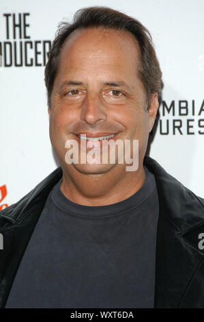 Jon Lovitz presso il Los Angeles Premiere mondiale di "produttori" tenutasi presso la grande apertura dei nuovi multisala AMC Century City 15 a Los Angeles, CA. La manifestazione ha avuto luogo lunedì, 12 dicembre 2005. Foto di: SBM / PictureLux - Riferimento File # 33864-3346SBMPLX Foto Stock