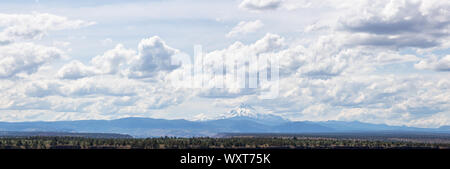 Splendida vista della baia di stato Palisades Park durante una torbida e soleggiata giornata estiva. Preso in Oregon, Stati Uniti d'America. Foto Stock