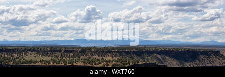 Splendida vista della baia di stato Palisades Park durante una torbida e soleggiata giornata estiva. Preso in Oregon, Stati Uniti d'America. Foto Stock