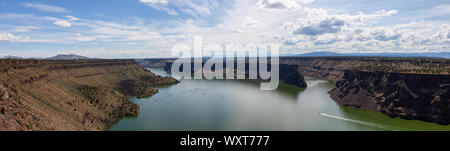 Splendida vista della baia di stato Palisades Park durante una torbida e soleggiata giornata estiva. Preso in Oregon, Stati Uniti d'America. Foto Stock
