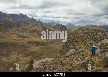 Trekking al di sopra di Laguna Mitacocha, Cordillera Huayhuash circuito, Ancash, Perù Foto Stock