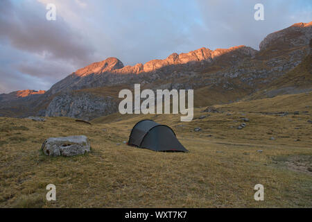Tramonto a Quartelhuain camp, Cordillera Huayhuash, Ancash, Perù Foto Stock
