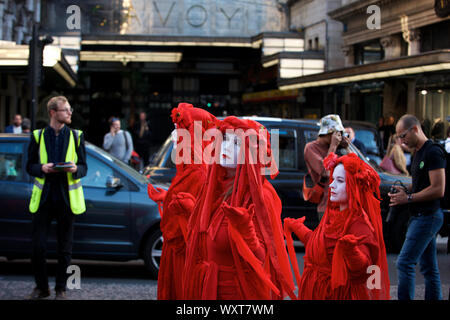 Londra, Regno Unito. Xvii Sep 2019. Estinzione della ribellione attivisti appello a tutti i cittadini, compresi il settore stesso, per porre fine a Londra la settimana della moda e di mettere il sistema tossici di consumo a riposo per sempre. Il 'il corteo funebre' hanno marciato forma Trafalgar Square a Londra la settimana della moda di mostrare sul filamento dove il tuo diede interventi e condotto un 'die-NELL', chiamando per l'industria della moda di dire la verità circa il suo contributo al clima e alla crisi ecologica Credit: Gareth Morris/Alamy Live News Foto Stock
