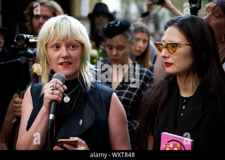 Londra, Regno Unito. Xvii Sep 2019. Estinzione della ribellione attivisti appello a tutti i cittadini, compresi il settore stesso, per porre fine a Londra la settimana della moda e di mettere il sistema tossici di consumo a riposo per sempre. Il 'il corteo funebre' hanno marciato forma Trafalgar Square a Londra la settimana della moda di mostrare sul filamento dove il tuo diede interventi e condotto un 'die-NELL', chiamando per l'industria della moda di dire la verità circa il suo contributo al clima e alla crisi ecologica Credit: Gareth Morris/Alamy Live News Foto Stock