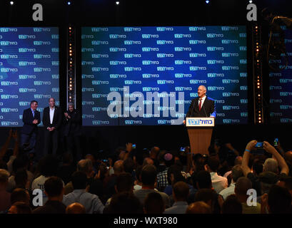 Tel Aviv, Israele. Xvii Sep, 2019. Benny Gantz, leader del blu e del bianco partito, parla con i sostenitori di Tel Aviv, Israele, dopo la sua elezione sondaggi prevede il suo partito è leader israeliano elezioni nazionali, mercoledì 18 settembre, 2019. Secondo exit poll, Gantz del partito sarà il maggior partito della Knesset, mentre il primo ministro Benjamin Netanyahu del partito Likud perso seggi. Foto di Debbie Hill/UPI Credito: UPI/Alamy Live News Foto Stock