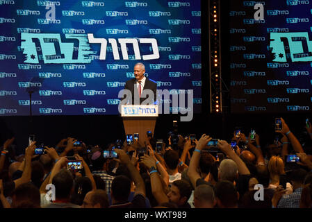 Tel Aviv, Israele. Xvii Sep, 2019. Benny Gantz, leader del blu e del bianco partito, parla con i sostenitori di Tel Aviv, Israele, dopo la sua elezione sondaggi prevede il suo partito è leader israeliano elezioni nazionali, mercoledì 18 settembre, 2019. Secondo exit poll, Gantz del partito sarà il maggior partito della Knesset, mentre il primo ministro Benjamin Netanyahu del partito Likud perso seggi. Foto di Debbie Hill/UPI Credito: UPI/Alamy Live News Foto Stock