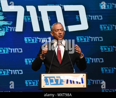 Tel Aviv, Israele. Xvii Sep, 2019. Benny Gantz, leader del blu e del bianco partito, parla con i sostenitori di Tel Aviv, Israele, dopo la sua elezione sondaggi prevede il suo partito è leader israeliano elezioni nazionali, mercoledì 18 settembre, 2019. Secondo exit poll, Gantz del partito sarà il maggior partito della Knesset, mentre il primo ministro Benjamin Netanyahu del partito Likud perso seggi. Foto di Debbie Hill/UPI Credito: UPI/Alamy Live News Foto Stock