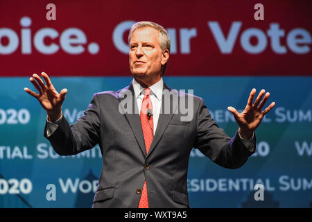 Bill De Blasio candidato presidenziale e il sindaco della città di New York parla all'AFL-CIO vertice presidenziale giorni prima che egli conclude la sua offerta per la Democratica nomina presidenziale. Parlando alla Philadelphia Convention Center di Philadelphia, Pennsylvania, USA Credito: Don Mennig / Alamy Live News Foto Stock