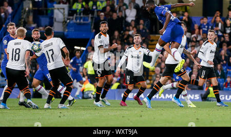 Londra, Regno Unito. Xvii Sep, 2019. Chelsea's Fikayo Tomori (sopra) teste per la sfera che cade sul braccio di Valencia è Daniel Wass (2 L) che provoca una pena di pallamano durante la UEFA Champions League Group H match tra Chelsea e Valencia a Stadio Stamford Bridge a Londra, in Gran Bretagna il 7 settembre 17, 2019. Chelsea ha perso 0-1. Credito: Han Yan/Xinhua/Alamy Live News Foto Stock