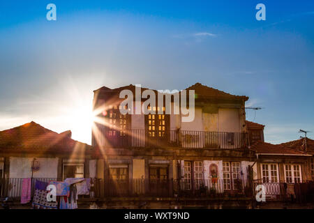 Bello e colorato Porto strade vicino Rio Douro Foto Stock