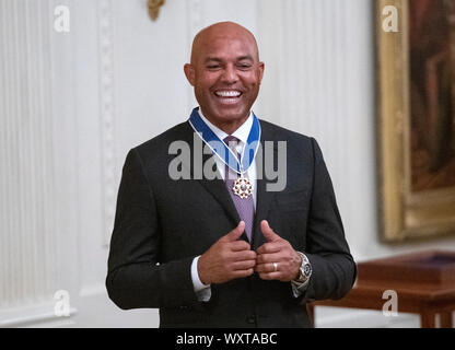 Ex New York Yankee più vicino Mariano Rivera gesti dopo il Presidente degli Stati Uniti, Trump ha presentato la medaglia presidenziale della libertà a lui nella Sala Est della Casa Bianca di Washington, DC il lunedì, 16 settembre 2019. Rivera è un membro della Major League Baseball Hall of Fame.Credit: Ron Sachs/CNP (restrizione: NO New York o New Jersey o giornali quotidiani nel raggio di 75 miglia da New York City) | utilizzo in tutto il mondo Foto Stock