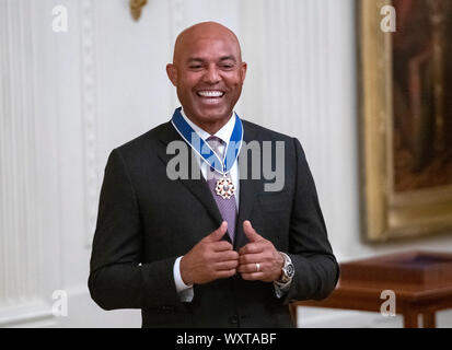 Ex New York Yankee più vicino Mariano Rivera gesti dopo il Presidente degli Stati Uniti, Trump ha presentato la medaglia presidenziale della libertà a lui nella Sala Est della Casa Bianca di Washington, DC il lunedì, 16 settembre 2019. Rivera è un membro della Major League Baseball Hall of Fame.Credit: Ron Sachs/CNP (restrizione: NO New York o New Jersey o giornali quotidiani nel raggio di 75 miglia da New York City) | utilizzo in tutto il mondo Foto Stock