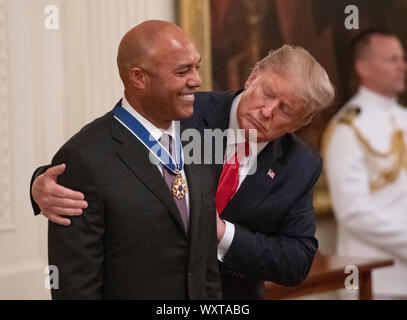 Il Presidente degli Stati Uniti, Trump presenta la medaglia presidenziale della libertà di ex New York Yankee più vicino Mariano Rivera nella Sala Est della Casa Bianca di Washington, DC il lunedì, 16 settembre 2019. Rivera è un membro della Major League Baseball Hall of Fame.Credit: Ron Sachs/CNP (restrizione: NO New York o New Jersey o giornali quotidiani nel raggio di 75 miglia da New York City) | utilizzo in tutto il mondo Foto Stock