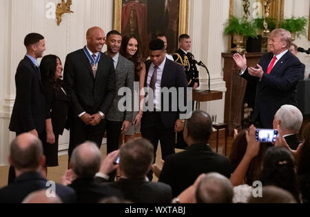 Ex New York Yankee più vicino Mariano Rivera sta con la sua famiglia dopo il Presidente degli Stati Uniti, Trump lo ha presentato con la medaglia presidenziale della libertà nella Sala Est della Casa Bianca di Washington, DC il lunedì, 16 settembre 2019. Rivera è un membro della Major League Baseball Hall of Fame.Credit: Ron Sachs/CNP (restrizione: NO New York o New Jersey o giornali quotidiani nel raggio di 75 miglia da New York City) | utilizzo in tutto il mondo Foto Stock