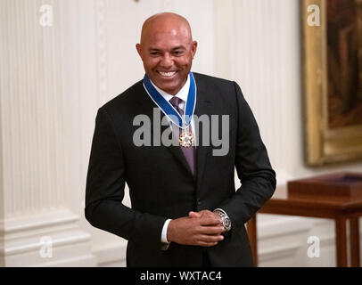 Ex New York Yankee più vicino Mariano Rivera sorride dopo il Presidente degli Stati Uniti, Trump lo ha presentato con la medaglia presidenziale della libertà nella Sala Est della Casa Bianca di Washington, DC il lunedì, 16 settembre 2019. Rivera è un membro della Major League Baseball Hall of Fame.Credit: Ron Sachs/CNP (restrizione: NO New York o New Jersey o giornali quotidiani nel raggio di 75 miglia da New York City) | utilizzo in tutto il mondo Foto Stock