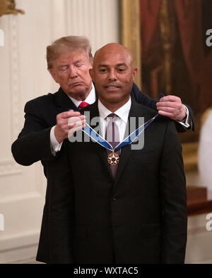 Il Presidente degli Stati Uniti, Trump presenta la medaglia presidenziale della libertà di ex New York Yankee più vicino Mariano Rivera nella Sala Est della Casa Bianca di Washington, DC il lunedì, 16 settembre 2019. Rivera è un membro della Major League Baseball Hall of Fame.Credit: Ron Sachs/CNP (restrizione: NO New York o New Jersey o giornali quotidiani nel raggio di 75 miglia da New York City) | utilizzo in tutto il mondo Foto Stock