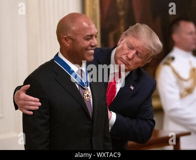 Il Presidente degli Stati Uniti, Trump presenta la medaglia presidenziale della libertà di ex New York Yankee più vicino Mariano Rivera nella Sala Est della Casa Bianca di Washington, DC il lunedì, 16 settembre 2019. Rivera è un membro della Major League Baseball Hall of Fame.Credit: Ron Sachs/CNP (restrizione: NO New York o New Jersey o giornali quotidiani nel raggio di 75 miglia da New York City) | utilizzo in tutto il mondo Foto Stock