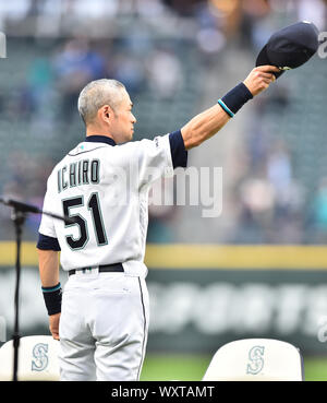 Ex Seattle Mariners player Ichiro Suzuki suggerimenti il suo cappello durante una cerimonia in cui egli è stato dato marinai " Franchising Achievement Award, prima della Major League Baseball gioco a T-Mobile Park il 14 settembre 2019, a Seattle, Stati Uniti. Credito: AFLO/Alamy Live News Foto Stock