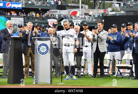 Ex Seattle Mariners player Ichiro Suzuki suggerimenti il suo cappello durante una cerimonia in cui egli è stato dato marinai " Franchising Achievement Award, prima della Major League Baseball gioco a T-Mobile Park il 14 settembre 2019, a Seattle, Stati Uniti. Credito: AFLO/Alamy Live News Foto Stock