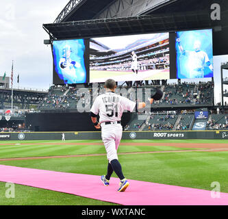 Ex Seattle Mariners player Ichiro Suzuki suggerimenti il suo cappello in cui egli è stato dato marinai " Franchising Achievement Award, prima della Major League Baseball gioco a T-Mobile Park il 14 settembre 2019, a Seattle, Stati Uniti. Credito: AFLO/Alamy Live News Foto Stock