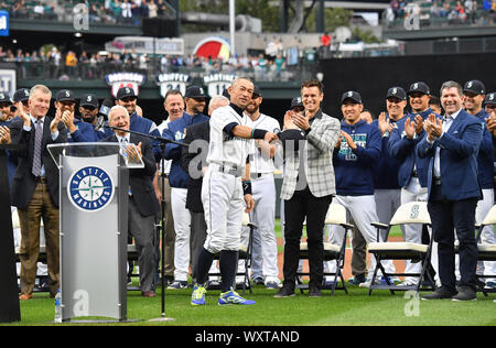 Ex Seattle Mariners player Ichiro Suzuki suggerimenti il suo cappello durante una cerimonia in cui egli è stato dato marinai " Franchising Achievement Award, prima della Major League Baseball gioco a T-Mobile Park il 14 settembre 2019, a Seattle, Stati Uniti. Credito: AFLO/Alamy Live News Foto Stock