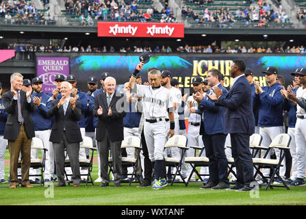 Ex Seattle Mariners player Ichiro Suzuki suggerimenti il suo cappello durante una cerimonia in cui egli è stato dato marinai " Franchising Achievement Award, prima della Major League Baseball gioco a T-Mobile Park il 14 settembre 2019, a Seattle, Stati Uniti. Credito: AFLO/Alamy Live News Foto Stock