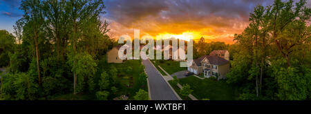 American luxury real estate case unifamiliari con facciata in mattoni, energia solare sul tetto della costruzione nuova Maryland street quartiere con tramonto Foto Stock